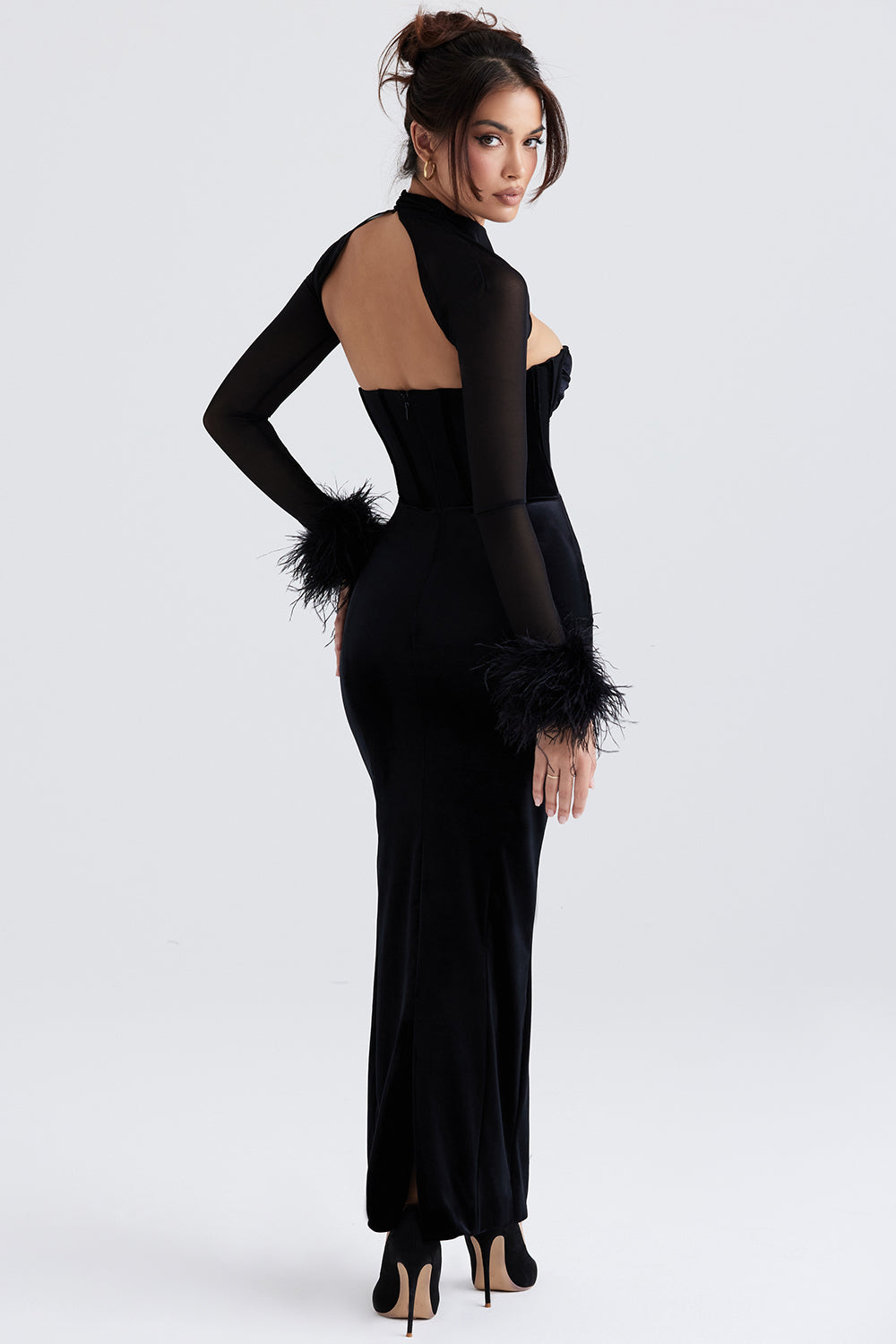 Damen Maxikleid – Samt – Korsett-Oberteil – Transparente Ärmel – Federbesatz